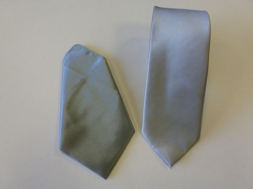 Corbata microfibra falso liso 8 cm y pañuelo gris claro.