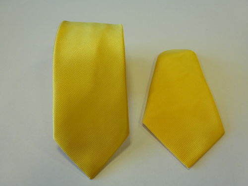 Corbata microfibra falso liso 8 cm y pañuelo amarillo